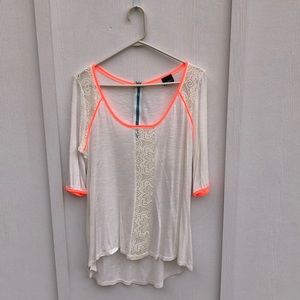 Super cute flowy Daytrip shirt